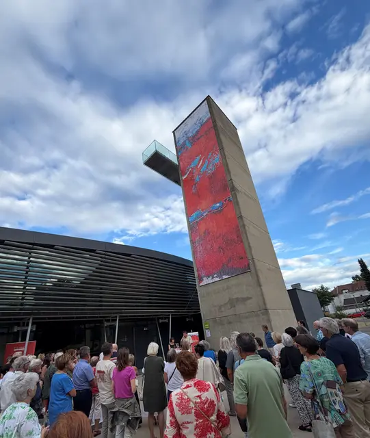 Ein bemalter Turm mit staunendem Publikum ist zu sehen.