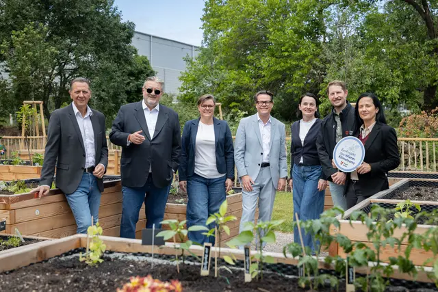 v.l.: Bezirksvorsteher Thomas Steinhart, Sportstadtrat Peter Hacker (beide SPÖ), Marion Stadlober, Klimastadtrat Jürgen Czernohorszky (SPÖ), Rosemarie Kurz, Michael Janata von der MA 51 und Bezirksvorsteher-Stellvertreterin Romana Miletic (SPÖ) zwischen den Hochbeeten.  | Foto: Kaja Sade Jerabek/MeinBezirk