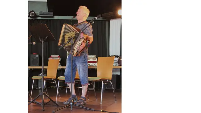 Willi Hartl - Stammtischleiter mit Gerti in Linz Altenberg und komponiert und getextet das Lied "Griaß euch im Pielachtal"  | Foto: Alle Bilder dieses Berichtes sind urheberrechtlich geschützt
