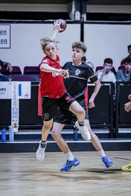 Tolle Erinnerungen an das vorjährige Internationale Schmelz-Turnier: Die U 16 des Veranstaltervereins WAT Fünfhaus (in Rot) holte sich gegen eine Burschenmannschaft aus Bukarest den Turniersieg am Finaltag in der Wiener Stadthalle B.  | Foto: WAT Fünfhaus/Roman Stoiber 