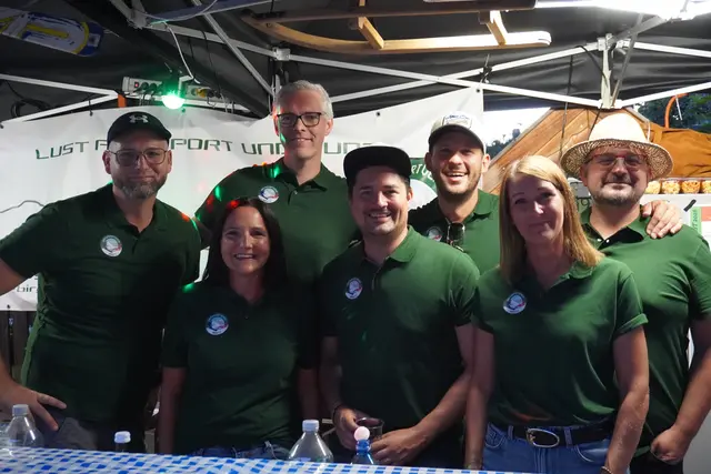 Auch beim Team war die gute Laune vorprogrammiert.  | Foto: AMG