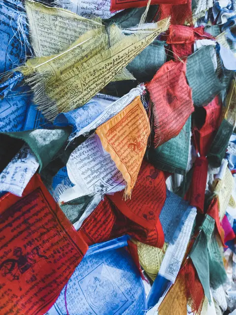 Stoffe und Gewand stammt aus Nepal. | Foto: pexels / Marina Zvada