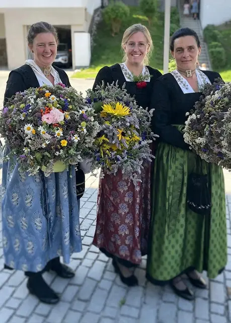 Bäuerinnen aus Niederndorf, Niederndorferberg und Rettenschöss pflegen die Tradition der Kräuterweihe. | Foto: Johanna Weber 