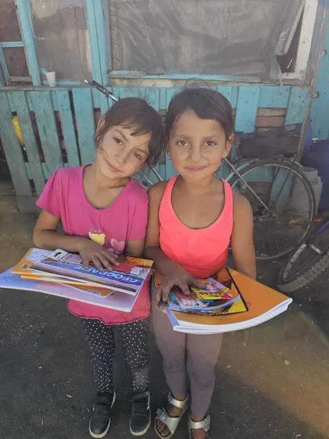 Die Kinder freuen sich über die gespendeten Schulsachen. | Foto: ORA International