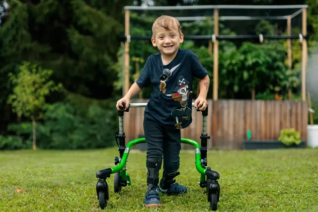 Simon lebt seit seiner Geburt mit den Folgen einer Spina Bifida (offener Rücken). | Foto: Sebastian Friedl
