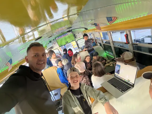 Jugendarbeit vor Ort: Sascha Reischl, Leiter von Zukunft Jugend, im Gespräch mit Jugendlichen im mobilen Jugendbus. | Foto: Verein Zukunft Jugend