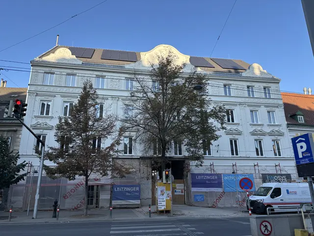 Bis zum 1. Halbjahr 2027 soll der Umbau des ehemaligen Hotel Roter Hahn abgeschlossen sein.  | Foto: Luca Arztmann/MeinBezirk