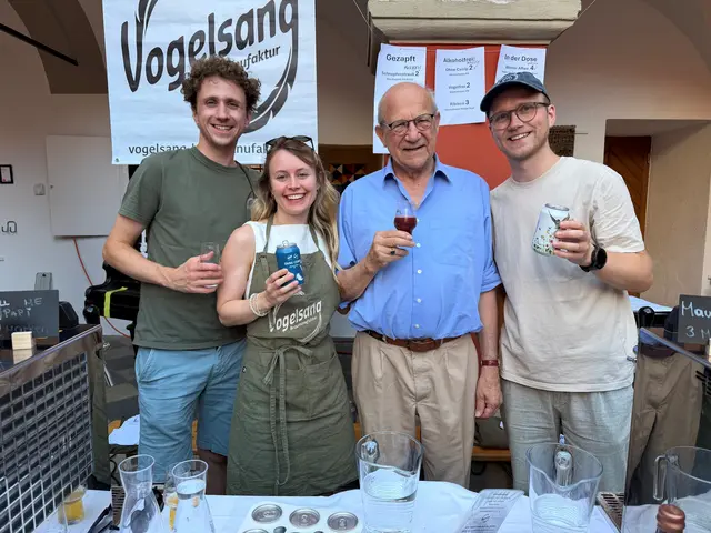 Gäste aus Kärnten von der Vogelsang-Biermanufaktur mit Schlossherr Andreas Bardeau (2. v. r.)