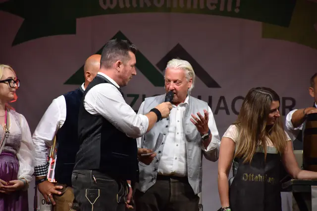 Bürgermeister Alfred Babinsky eröffnet gemeinsam mit den Ehrengästen die Augustwiesn 2026. | Foto: Alexandra Goll