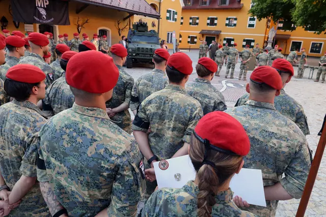 Drei der insgesamt 33 neuen Militärpolizistinnen und Militärpolizisten verstärken künftig die Dienststelle in Klagenfurt. | Foto: Wolfgang Riedlsperger/Bundesheer