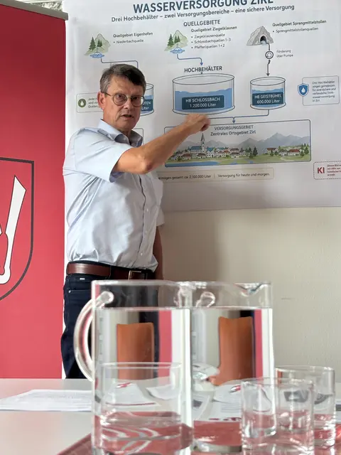 Bürgermeister Thomas Öfner erläutert anhand der Grafik den Aufbau der Zirler Wasserversorgung. Er betont, dass die Gemeinde über ein grundsätzlich ausreichend dimensioniertes Versorgungssystem und genügend Wasserdargebot verfügt, zugleich aber laufend in Überwachung, Sanierung und technische Absicherung investiert. | Foto: Georg Larcher / MeinBezirk