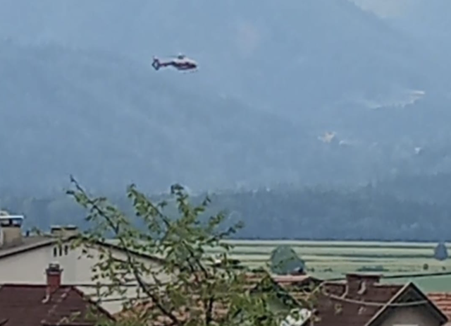Der Polizeihubschrauber kreiste über Eberndorf. | Foto: Privat
