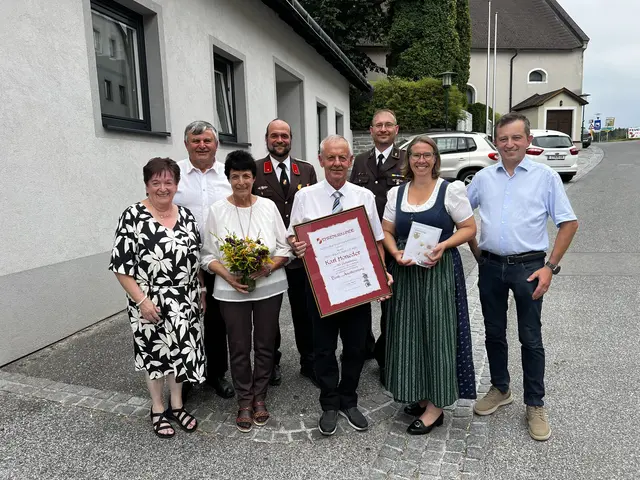 Zu den Gratulanten gehörten neben dem engsten Kreis der Familie auch die Vertreter der Marktgemeinde Kirchschlag, vom Seniorenbund, von der Freiwillige Feuerwehr und vom Bauernbund.
v.l.n.r.: Christa Jager und Johann Stieger vom Seniorenbund, Berta Honeder, BI Andreas Kindermann-Zeilinger, Jubilar Karl Honeder sen., V Andreas Fürst, BGM Christina Martin, sowie GfGR und Bauernbundobmann Erich Praher. | Foto: Gemeinde