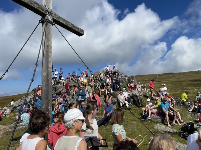 Zahlreiche Gläubige versammelten sich zur traditionellen Gipfelmesse beim Zingerle Kreuz auf der Saualm. | Foto: Privat