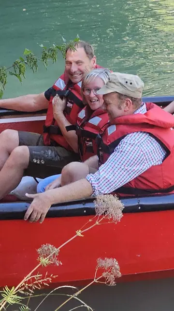 Gemeinde Landl unterwegs:  2  Mann mit einer Frau in einem Boot 
Otto Bogenreiter, Renate Kronsteiner und Martin Hagauer | Foto: Petra Joham