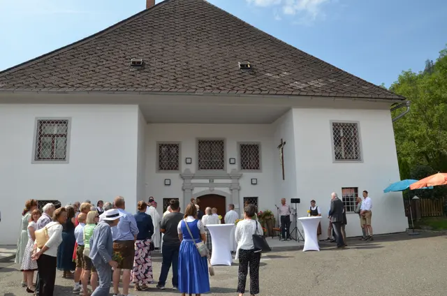 Die Gäste bestaunten den neuen Pfarrhof.