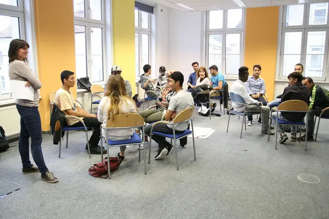 Jugendcollege: Drei Monate nach dem Kurs waren 51 Prozent in Beschäftigung oder Ausbildung. Die Stadt wertet das als Erfolg, die Opposition fordert genauere Daten. (Archiv) | Foto: Martin Votava