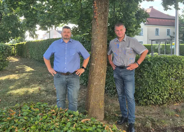 Reinhard Plasser von der Plasser Energy GmbH (links) und Innungsmeister-Stellvertreter David Schießl fordern mehr Planungssicherheit und weniger Bürokratie bei der Photovoltaik-Förderung. | Foto: FPÖ Bezirk Braunau