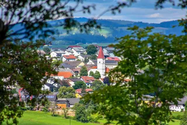 Blick von Kirchberg auf die Gemeinde Kleinzell. Dort findet am 13. September die Ortsbildmesse statt.  | Foto: Karl Neissl