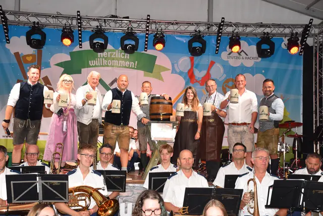 Nach dem Bieranstich konnte die Feierlaune im Festzelt so richtig beginnen. | Foto: Alexandra Goll