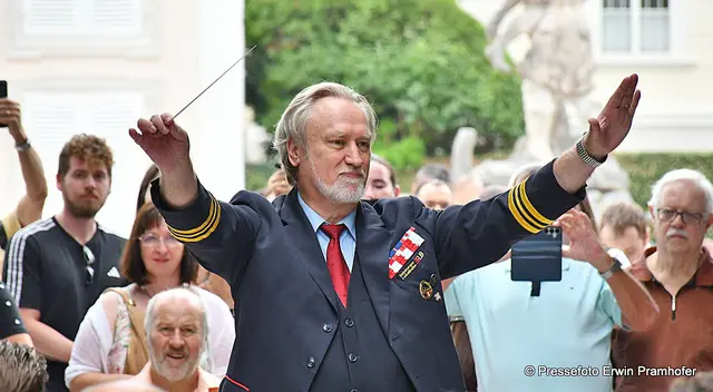 Dirigent des Konzerts Bezirkskapellmeister Boris Birbin 