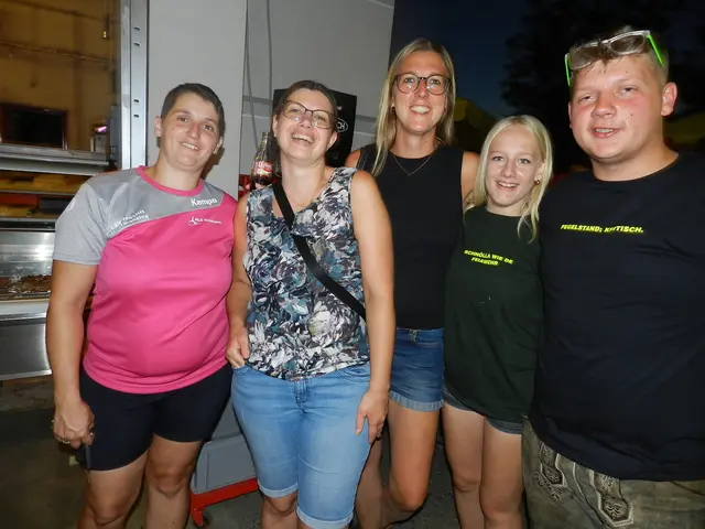 Madeleine Katzensteiner, Anita Fisselberger, Melanie Kraus, Sarah Franz-Riegler, Thomas Hrdlicka waren auch dabei, wo es was zum Helfen gab. | Foto: Heribert Punz