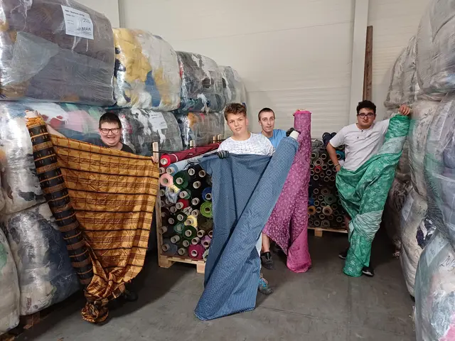 Die Klienten der Caritas Recycling Vitis freuen sich auf zahlreichen Besuch beim großen Stoff-Flohmarkt. Im Bild Natascha Preissl, Tobias Jungherr, Ralf Schandl und Zivildiener Deniz Tanhan. | Foto: Caritas Recycling Vitis 