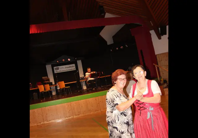 Links, Pecnik Gerlinde und Freundin