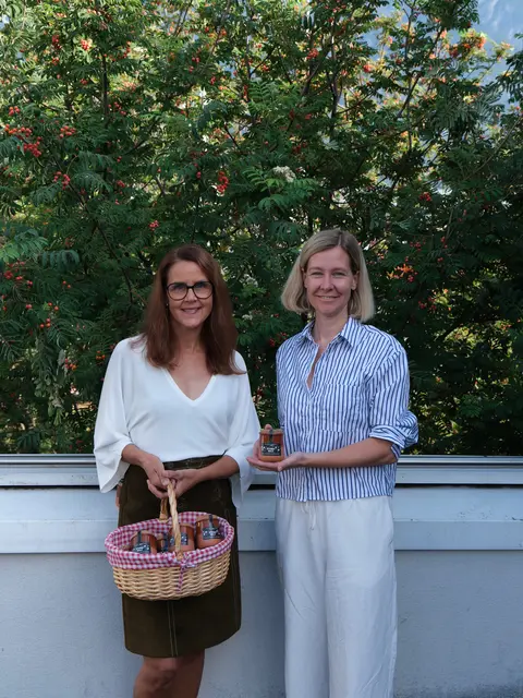 Die Unternehmerinnen Diana Feierabend und Johanna Jenewein präsentieren das Stubai Salz beim Late Night Shopping am 20. August in Neustift. | Foto: Alpen Ambiente