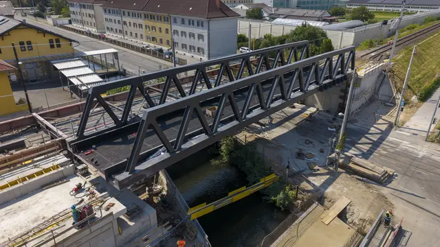 Die neue Eisenbahnbrücke in der Herrgottwiesgasse wurde an ihren finalen Platz eingehoben. Das Projekt hat somit einen Meilenstein erreicht. | Foto: ÖBB/Chris Zenz
