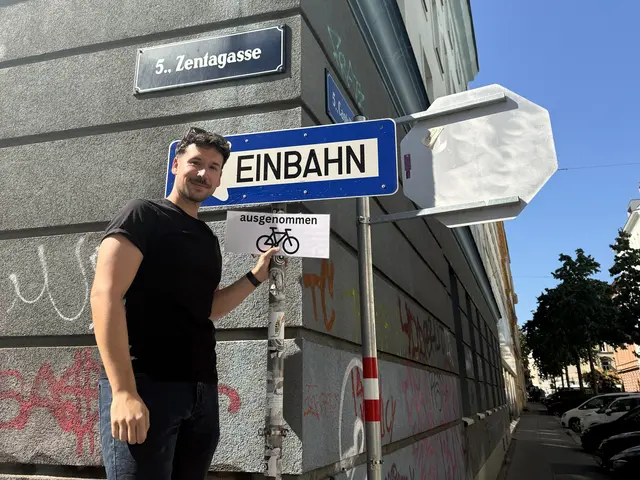 Wenn es nach Bezirksvorsteher Michael Luxenberger (Grüne) geht, wird die Zentagasse wird bald in beide Richtungen mit Rädern befahrbar sein.  | Foto: BV 5