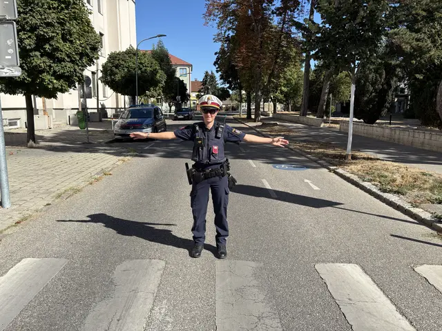 Die Polizei, dein Freund &amp; Helfer beim Überqueren des Zebrastreifens – die Exekutive veranstaltet auch Lehrausgänge im Schulumfeld.  | Foto: Wolfgang Ilkerl