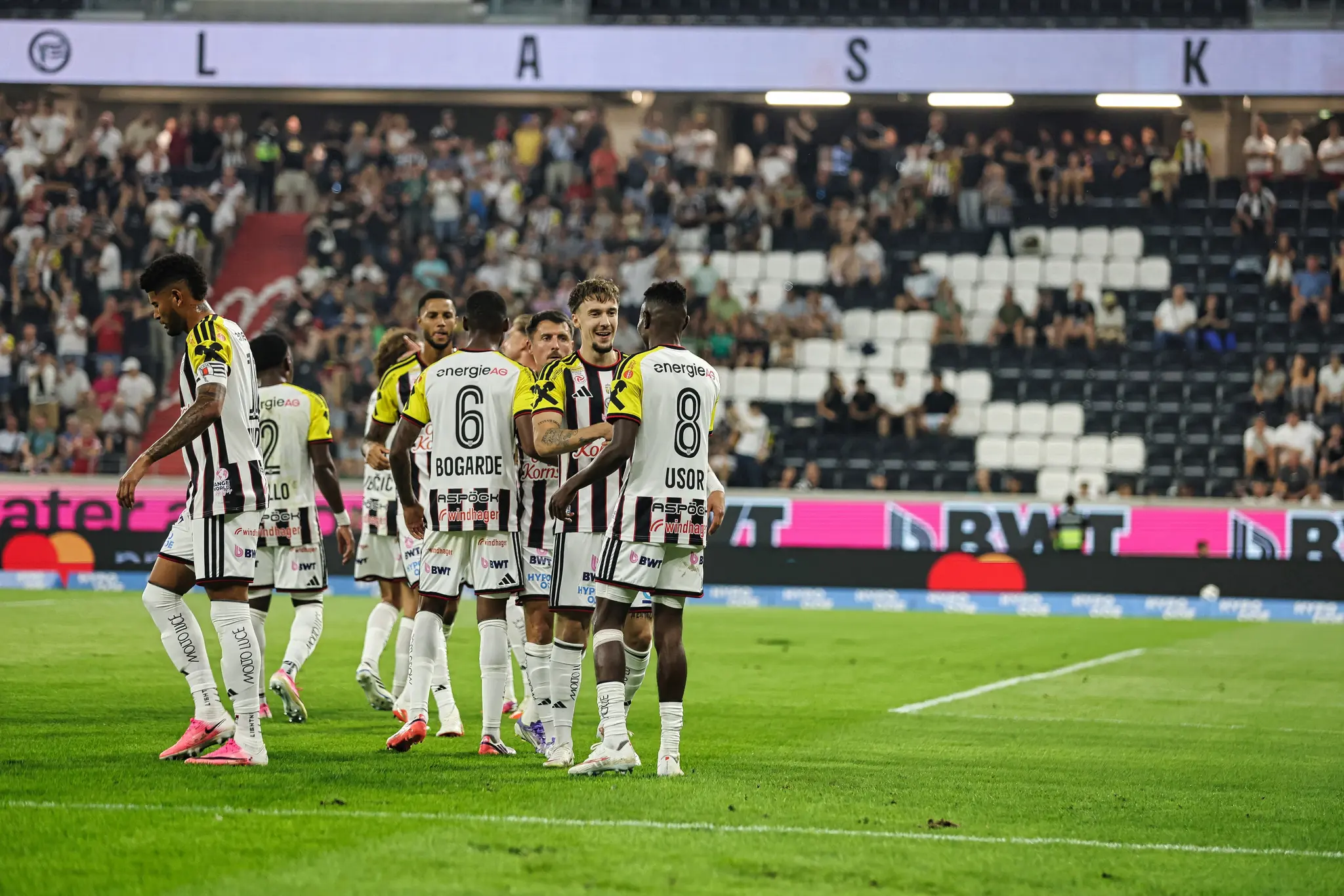 After derby win and emotional farewell: LASK fights for UEFA Champions ...