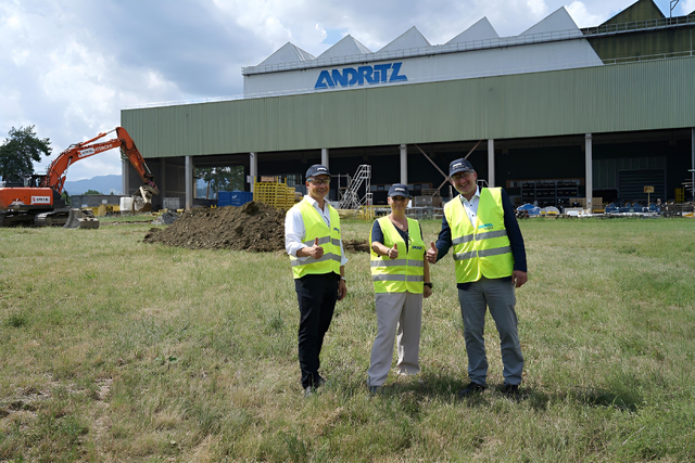 ANDRITZ baut seinen Standort in Weiz aus. Am Foto: Wolfgang Felberbauer (Fertigungsleiter ANDRITZ Hydropower Weiz), Bürgermeisterin Bettina Bauernhofer, Jürgen Holzer (Manager ANDRITZ Hydropower Österreich) (v. l.) | Foto: Stadtgemeinde Weiz/R. Gütl