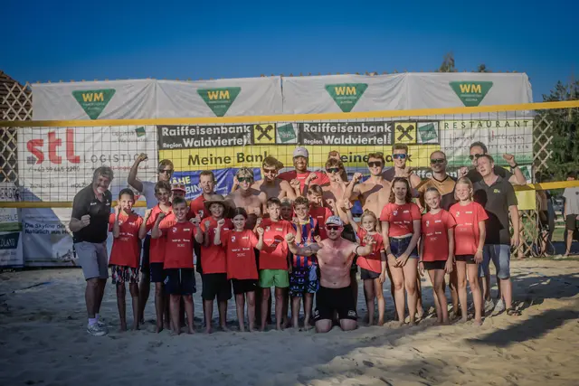 Sportlicher Ehrgeiz traf auf echte Nachwuchsförderung – spontan wurden junge Talente aus den Reihen der Zuschauer direkt in das Match eingebunden.  | Foto: Julian Haghofer