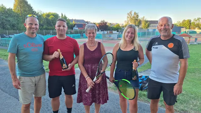Siegerehrung Hobby-Turnier: Obmann Andreas Hauer, Georg Moldaschl, Gertraude Brayer, Iris Redl und Turnierleiter Dieter Höfler (v.l.) | Foto: UTC Groß Siegharts