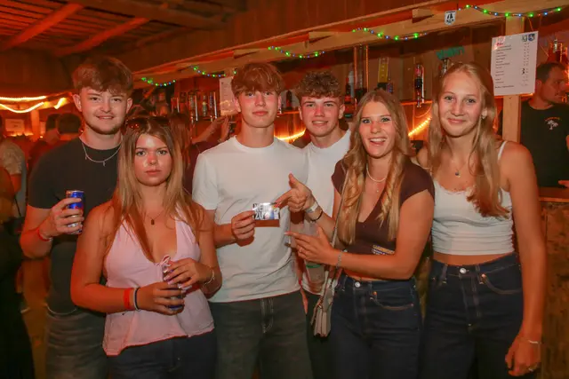 Simon, Noreia, Daniel, Nico, Valerie und Viktoria aus Tarsdorf genossen gemeinsam das Landjugendfest. | Foto: Zaim Softic
