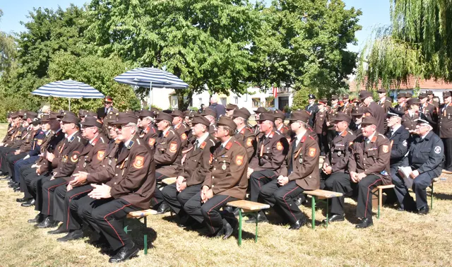 Gemeinsam stark: Die Feuerwehrkameradinnen und -kameraden präsentierten sich beim Jubiläumsfest in voller Stärke. | Foto: Herbert Schleich