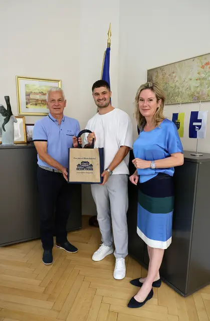 Fabio Schuh ist Handballer des Jahres – die Marktgemeinde Maria Enzersdorf gratuliert herzlich zu dieser tollen sportlichen Leistung. Bürgermeister Johann Zeiner und Vizebürgermeisterin Michaela Haidvogel überreichten ein Maria Enzersdorf-Sackerl als Aufmerksamkeit. | Foto: Marktgemeinde Maria Enzersdorf