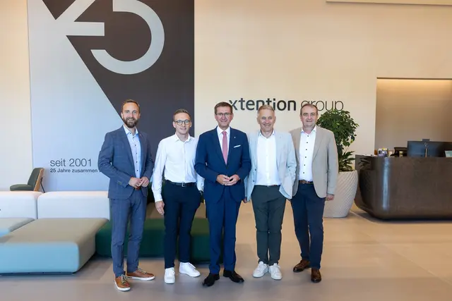 v.l.: Martin Oberndorfer (Stadtrat für Wirtschaft in Wels), Sebastian Stöger (Geschäftsführer solvistas gmbh, Teil der x-tention group), Wirtschafts-Landesrat Markus Achleitner, Herbert Stöger (Geschäftsführer x-tention group) und Wolfgang Pramendorfer (Geschäftsführer x-tention group). | Foto: Land OÖ/Margot Haas