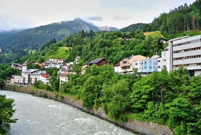 Am 17. August 2026 kam es in Landeck zu einem Zwischenfall, bei dem ein betrunkener Pkw-Lenker auf einer Brücke auf einen Gehsteig geriet. Eine Frau mit zwei Kindern konnte eine Kollision gerade noch verhindern. | Foto: smarterpix/IvarOK
