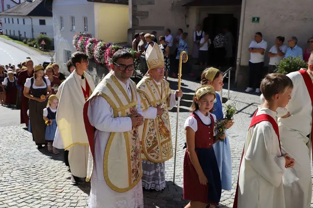 Bischof em. Klaus Küng und Pfarrer Maximilian Pühringer beim Einzug in die Kirche.  | Foto: Adolf Aumüller