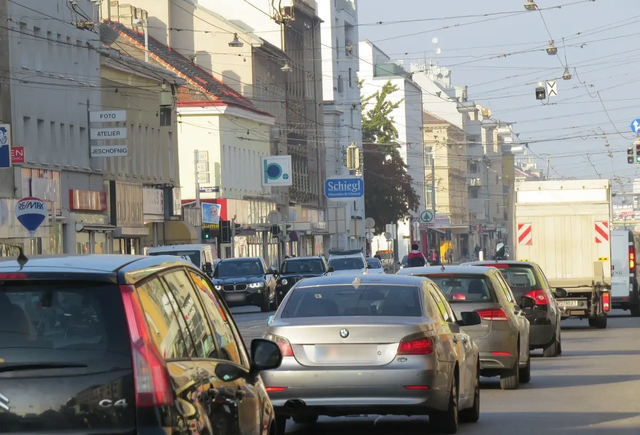 Autos standen am Morgen auf der Brünner Straße bis zur Nordbrücke. (Archiv) | Foto: Sabine Krammer