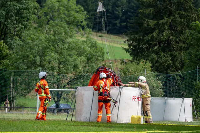 Die Libelle Vorarlberg unterstützte zusätzlich bei den Löscharbeiten. | Foto: BFV-Reutte