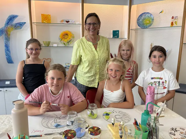 Glasatelier-Besitzerin Aline Berthold mit ihrer dritten Workshop-Gruppe der Neulengbacher Ferienspiele. | Foto: Lauren Fahrenberger / MeinBezirk