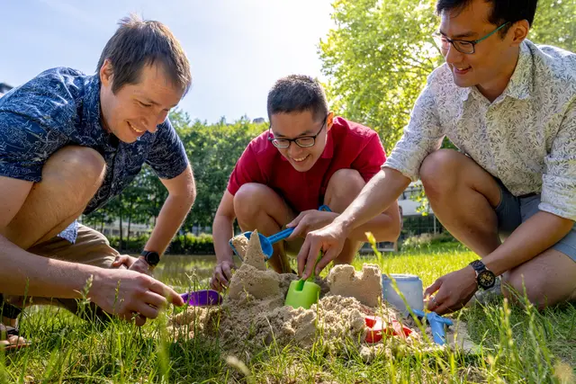 Sandburgen bergen noch viele Geheimnisse. Einige davon lüften die Studienautoren am ISTA: Professor Chris Wojtan, PhD-Student Yi-Lu Chen und Postdoc Mickaël Ly. | Foto: ISTA