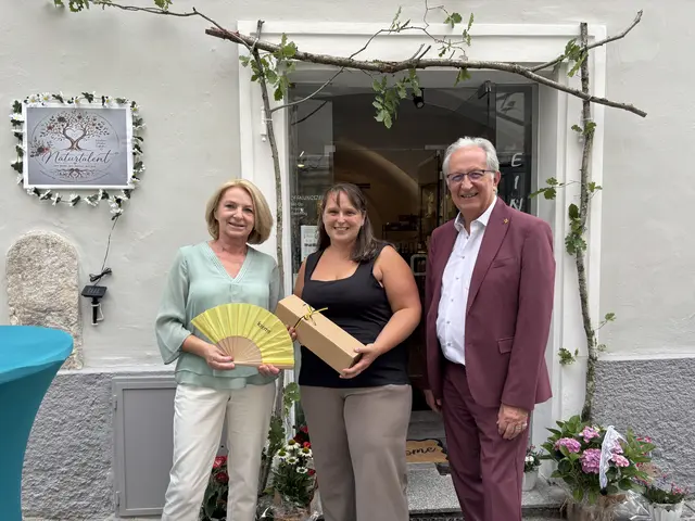 Vizebürgermeisterin Eva Hollerer und Günter Herz (beide SPÖ) mit Lisa Wurmauer (Mitte) vor ihrem neuen Geschäft. | Foto: Jeannine Würfl