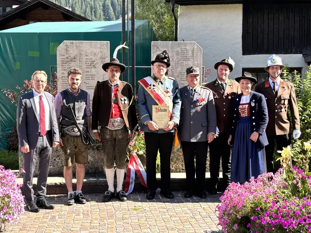 Der geehrte Reinhard Foidl (Mi.) mit Vertretern der Traditionsvereine und Bgm. Georg Hochfilzer (li.). | Foto: Klaus Kogler