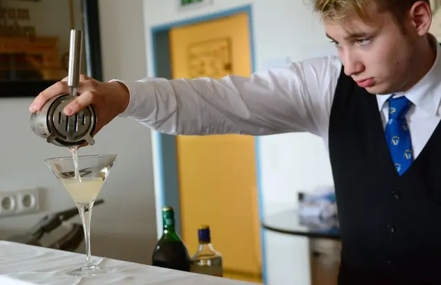 Ein Praktikant unter 16 Jahren war in der Gastronomie bis Mitternacht eingesetzt worden und musste an mehreren Vortagen nach 20 Uhr arbeiten. | Foto: AMS NÖ
