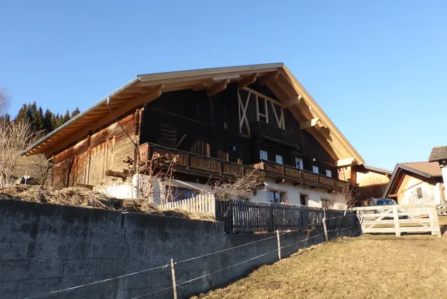 Beim regionaltypischen Osttiroler Einhof "Bacherhof" wurde das Dach neu eingedeckt. | Foto: Land Tirol